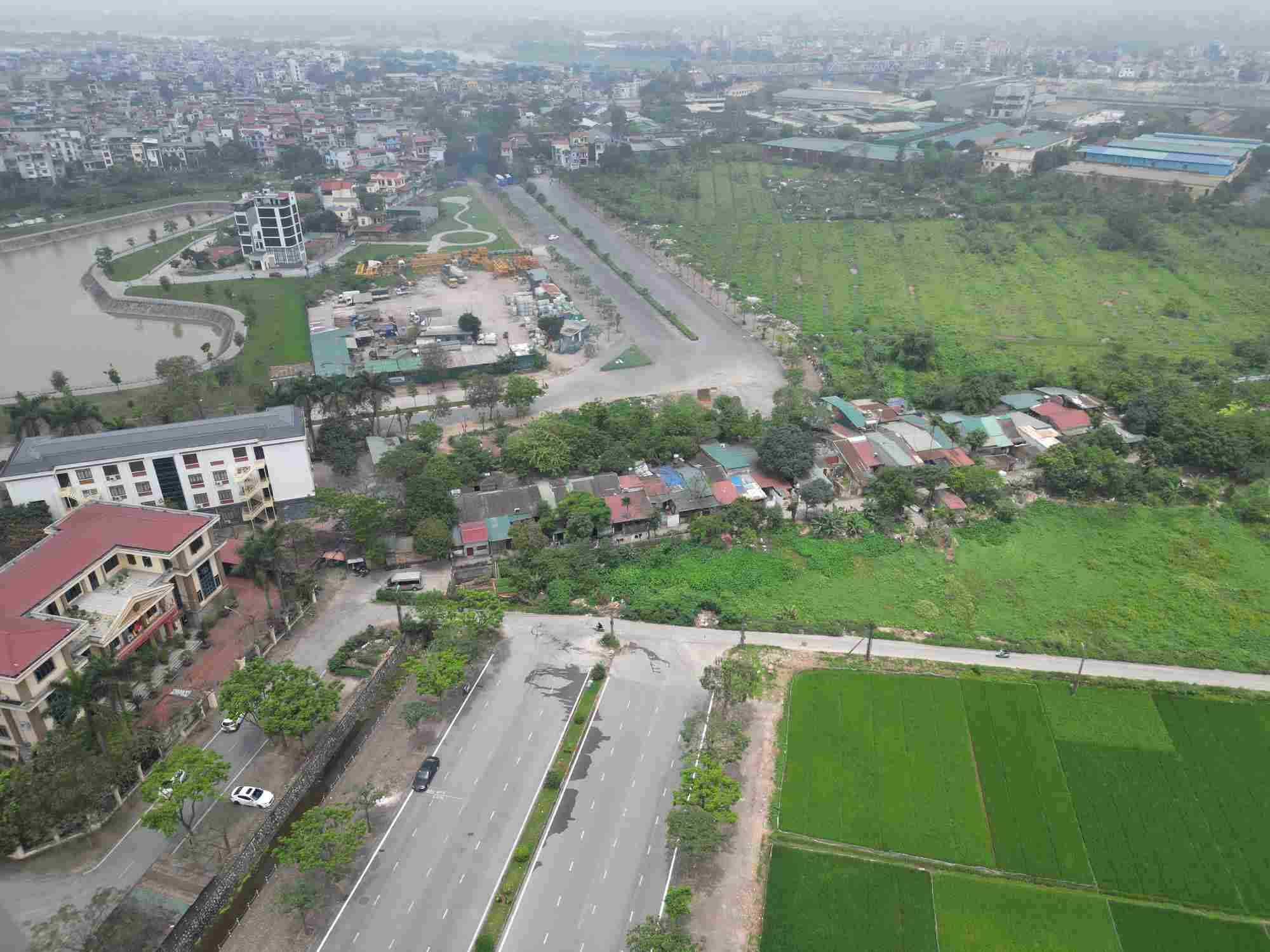 Mai Chi Tho Street (Long Bien District) is 8 lanes wide but is currently congested due to residential areas. Photo: Huu Chanh