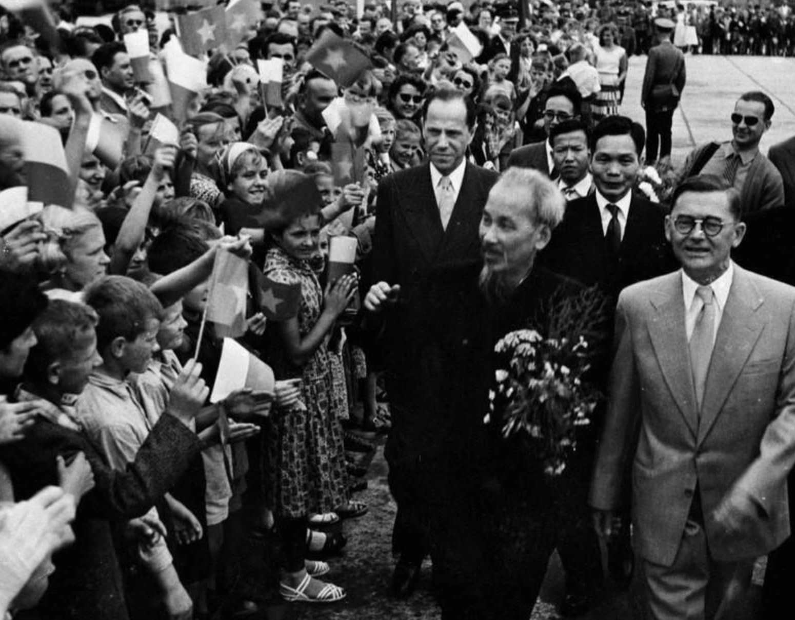Los lideres del Partido y el Estado polaco y la gran cantidad de personas de Varsovia dieron la bienvenida al presidente Ho Chi Minh para visitar oficialmente Polonia, 21 de julio de 1957. Foto: VNA
