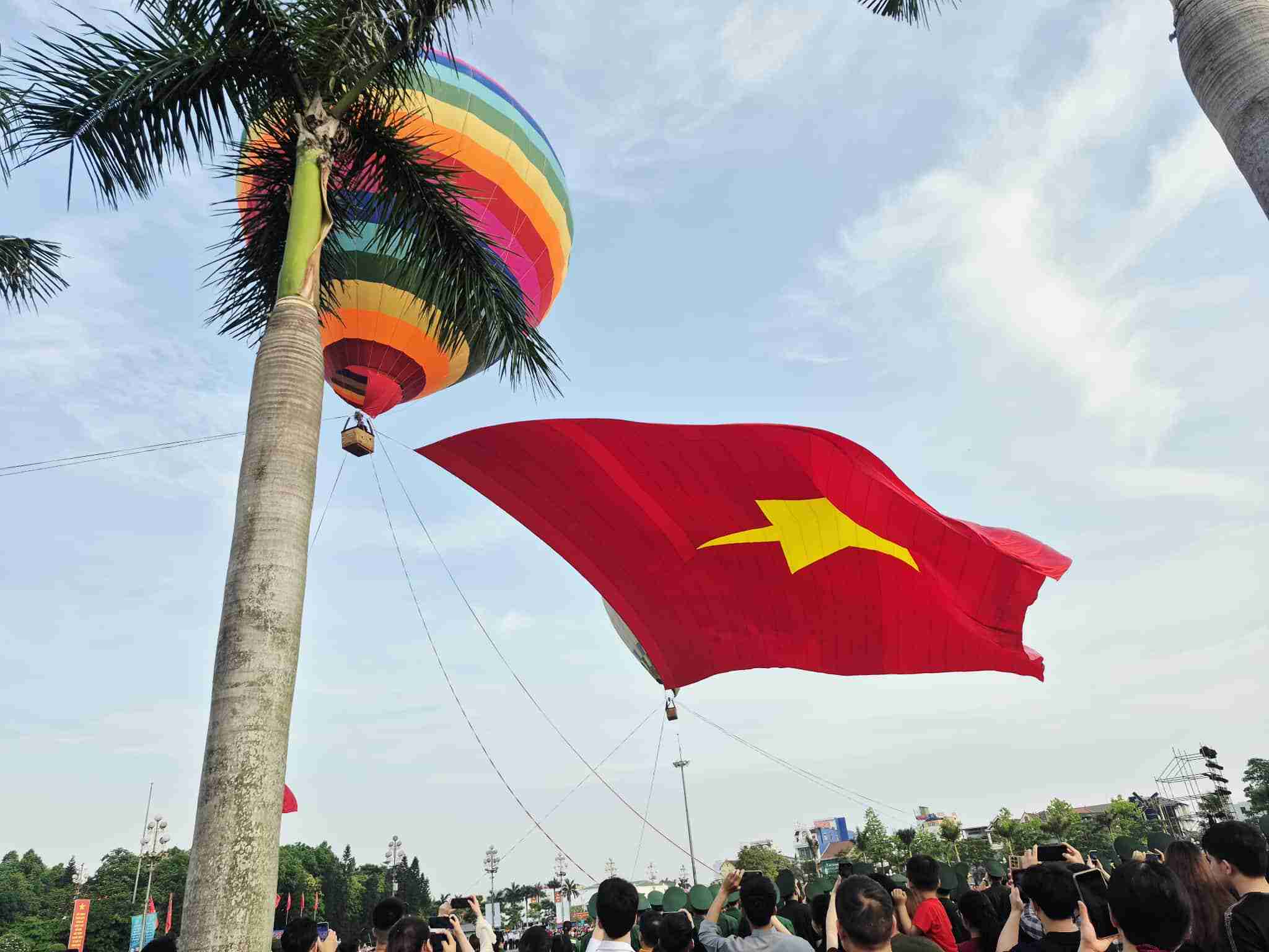 Đông đảo người dân chiêm ngưỡng đại kỳ Tổ quốc bay lên. Ảnh: Ngọc Anh