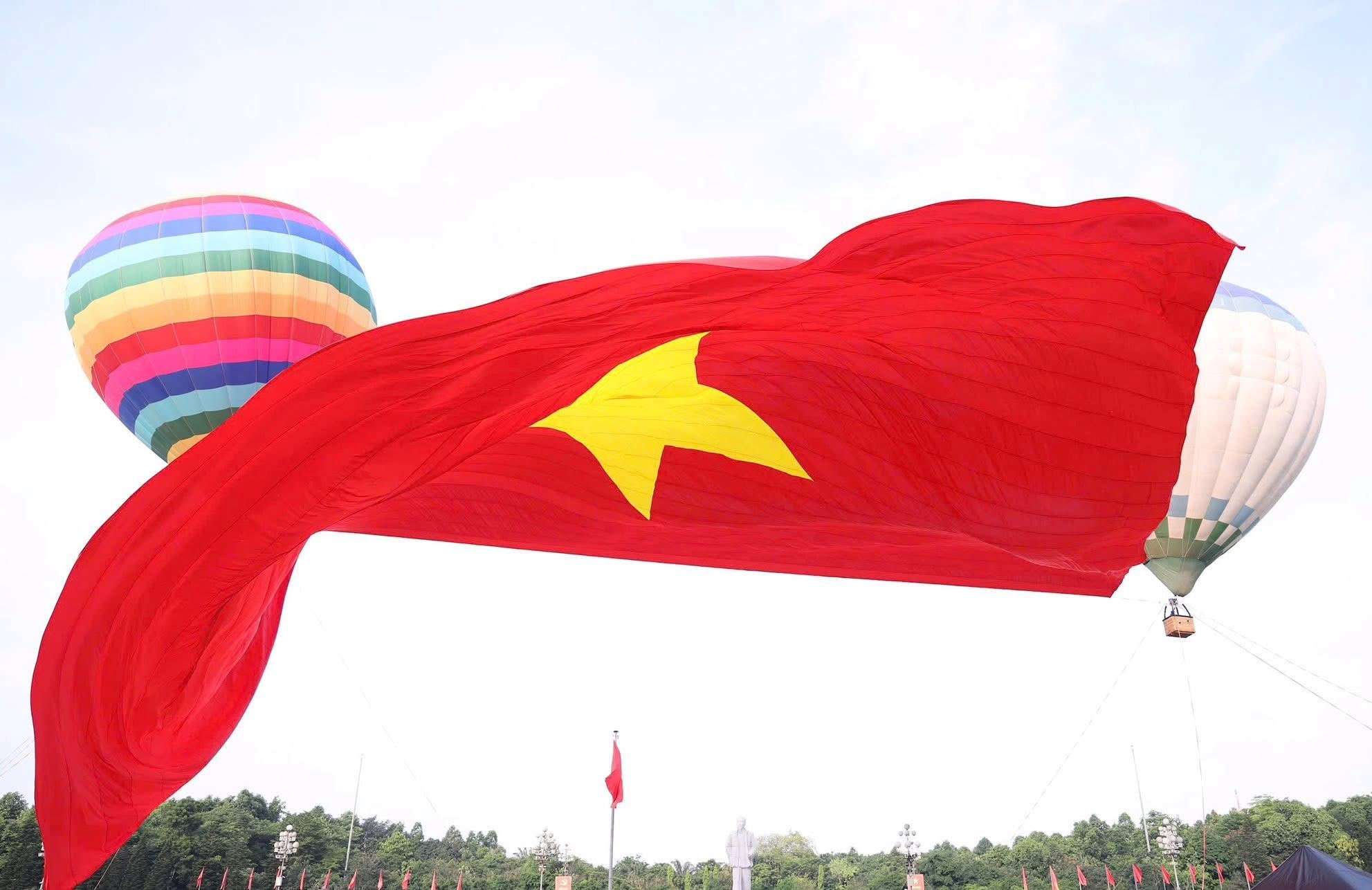 The flag flew high at the flag-raising ceremony at Ho Chi Minh Square. Photo: Ngoc Anh