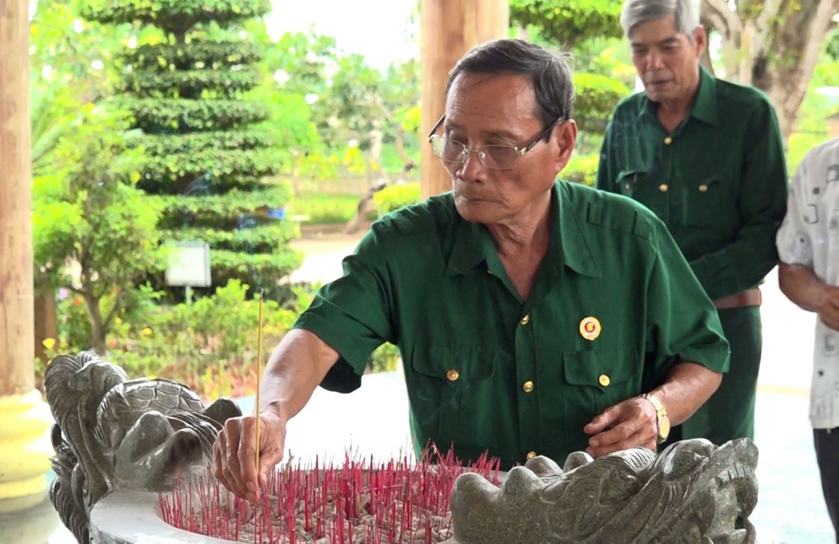CLB thap huong tuong niem Bac Ho o xa Chau Thoi (huyen Vinh Loi, tinh Bac Lieu) duy tri viec thap huong cho Bac hang chuc nam nay. Anh: Ta Quang