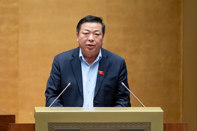 Minister of Construction Tran Hong Minh presented a report on the investment policy for the Quy Nhon - Pleiku expressway construction project. Photo: Quochoi.vn