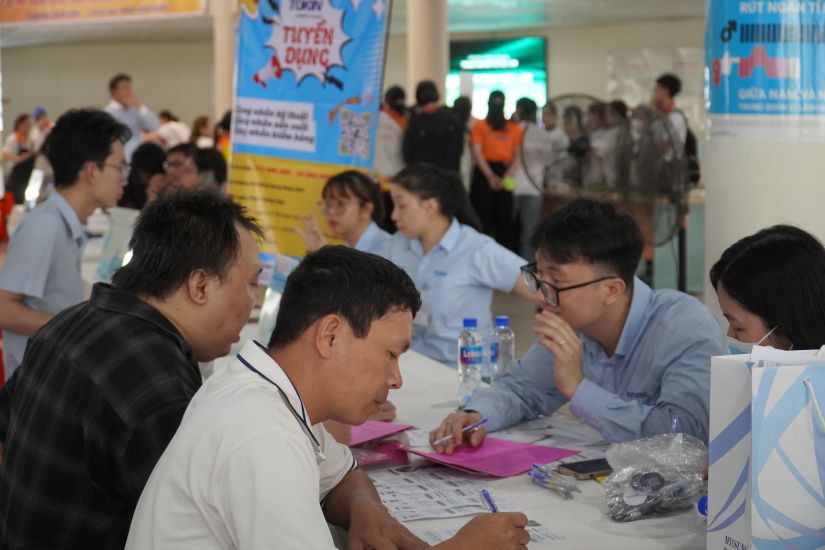 Los trabajadores buscan oportunidades en el intercambio de empleo provincial de Dong NAI. Foto: Ha anh Chien