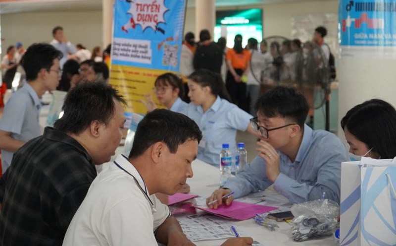 Workers seek opportunities at the Dong Nai Province job exchange. Photo: Ha Anh Chien