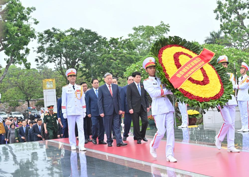 Đoàn đại biểu đã tới đặt vòng hoa, dâng hương tưởng niệm các Anh hùng liệt sĩ tại Đài Tưởng niệm các Anh hùng liệt sĩ trên đường Bắc Sơn. Ảnh: Hải Nguyễn