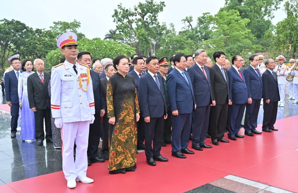Các lãnh đạo, nguyên lãnh đạo Đảng, Nhà nước dâng hương, tưởng niệm các Anh hùng liệt sĩ tại Đài Tưởng niệm các Anh hùng liệt sĩ trên đường Bắc Sơn, Hà Nội. Ảnh: Hải Nguyễn