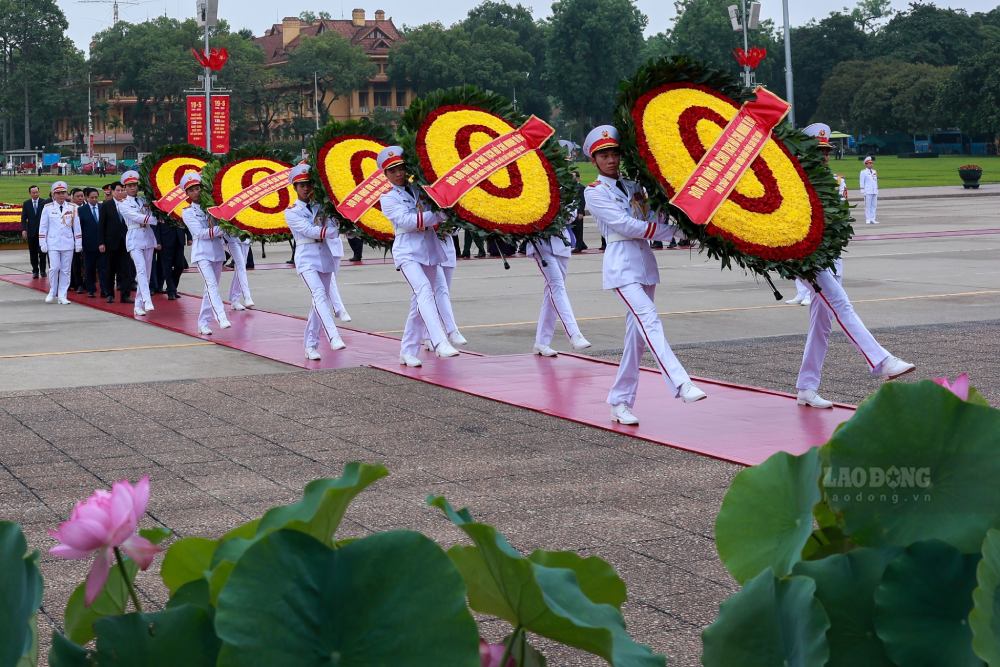 Các lãnh đạo, nguyên lãnh đạo Đảng, Nhà nước vào Lăng viếng Chủ tịch Hồ Chí Minh. Vòng hoa của Đoàn mang dòng chữ “Đời đời nhớ ơn Chủ tịch Hồ Chí Minh vĩ đại”. Ảnh: Hải Nguyễn 