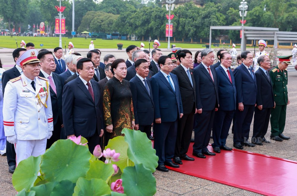 Các lãnh đạo, nguyên lãnh đạo Đảng, Nhà nước thành kính tưởng nhớ công lao to lớn của Chủ tịch Hồ Chí Minh. Ảnh: Hải Nguyễn 