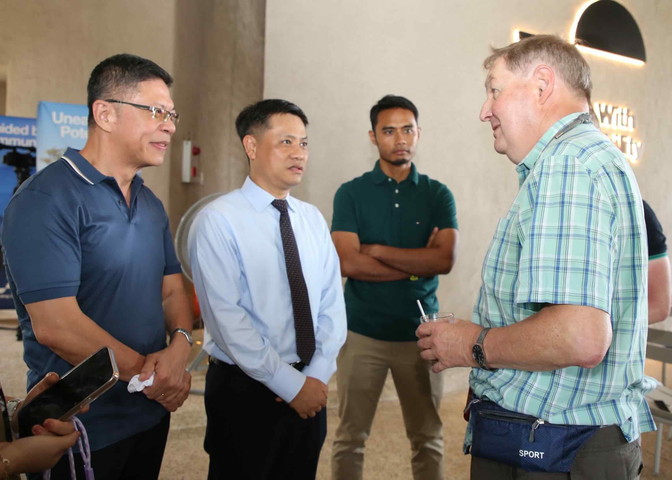 Los delegados intercambiaron con los representantes de la compañia. Foto: Cong Sang