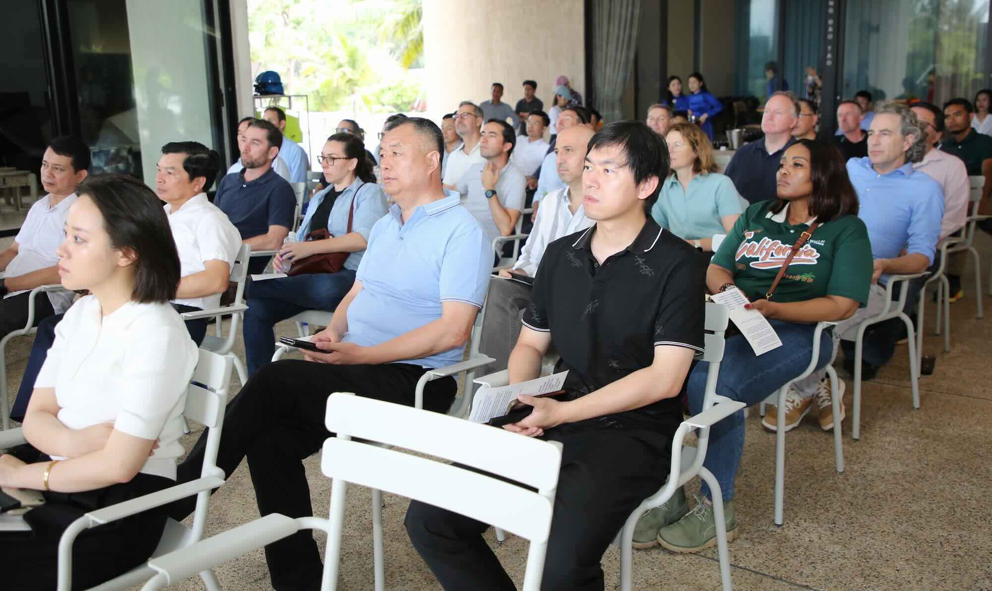 Hiep hoi Zircon den Quang Binh tham nha may Titan Hoang Long ben vung chieu 19.5. Anh: Cong Sang