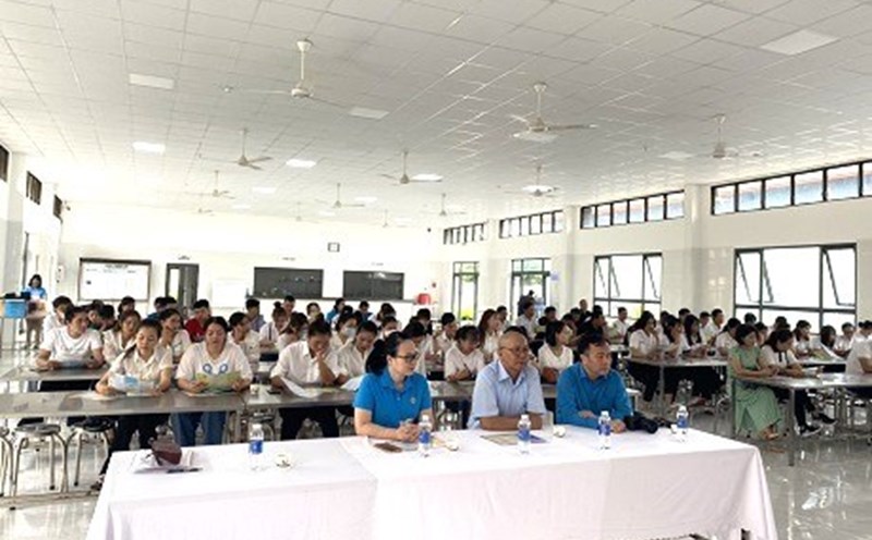 Union members and workers in Dak Lak were disseminated by the Trade Union the Law on Social Insurance. Photo: Bao Trung