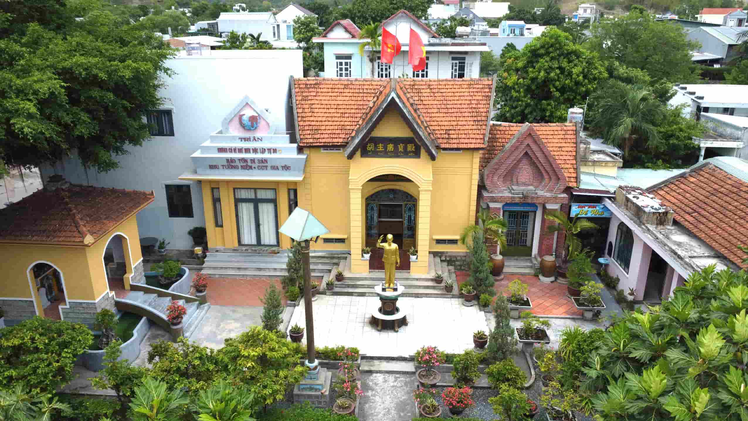 Khu tuong niem Chu tich Ho Chi Minh duoc ong Phuoc khoi cong xay dung vao 1997 tren khu dat rong 2.200 m2. Anh: Huu Long