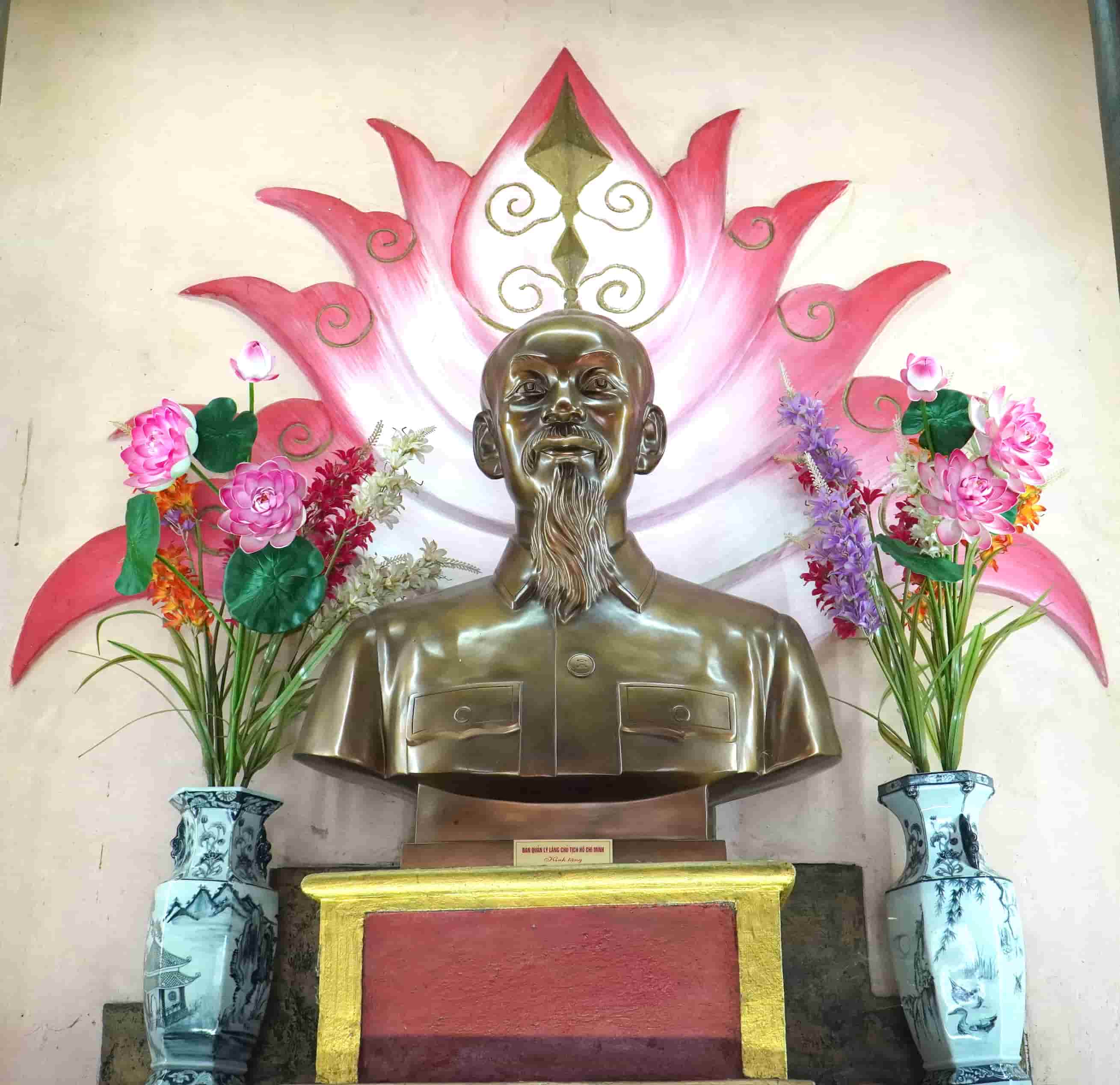 Tuong chan dung Chu tich Ho Chi Minh bang dong do Bo Tu lenh Bao ve Lang Chu tich Ho Chi Minh tang. Anh: Huu Long