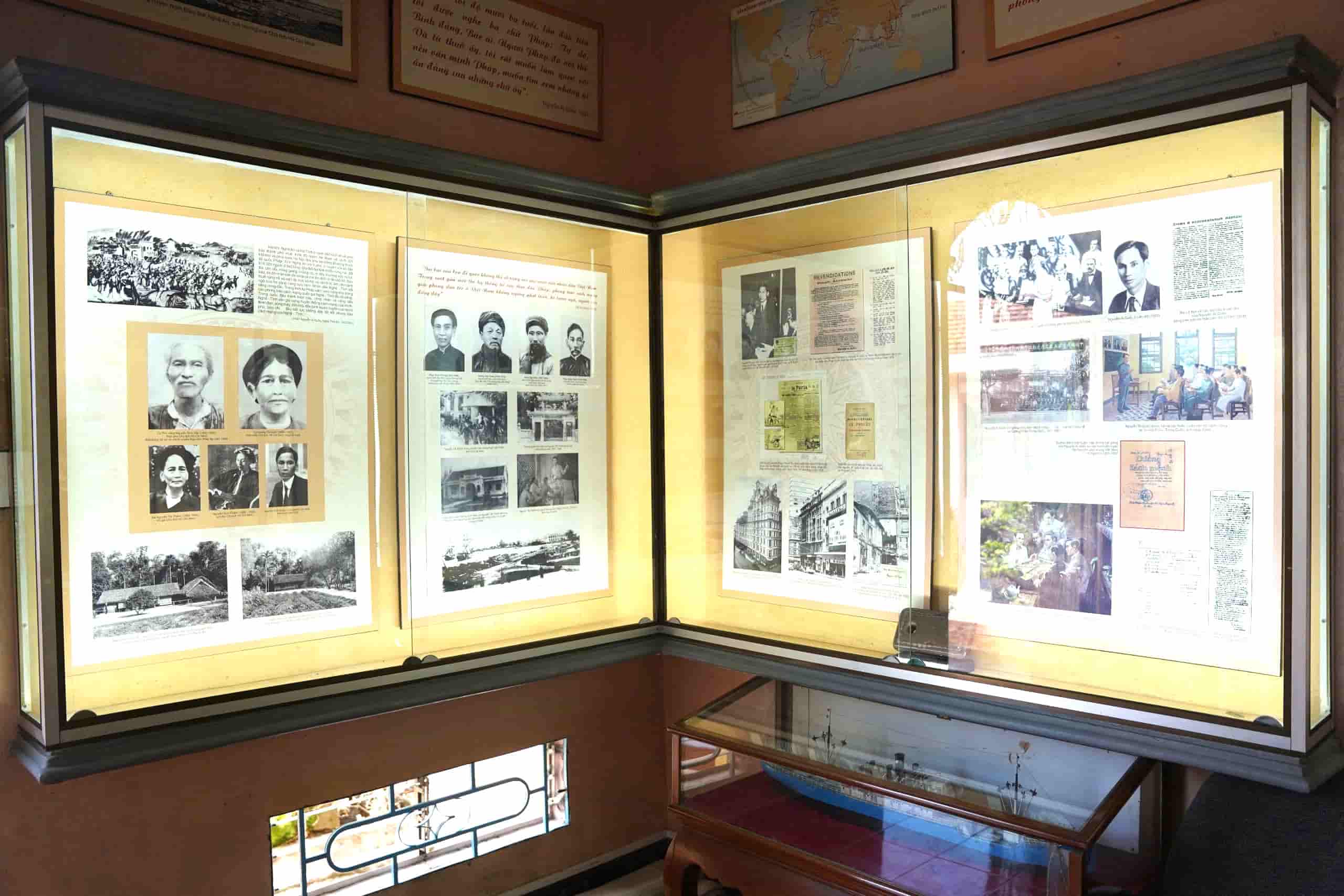 Tai khu trung bay, ong Phuoc con treo tren tuong nhieu tu lieu ve Chu tich Ho Chi Minh trong do co chiec ao, mu va doi dep cua Chu tich Ho Chi Minh duoc ong Phuoc day cong suu tam, phuc che tu hien vat goc. Anh: Huu Long
