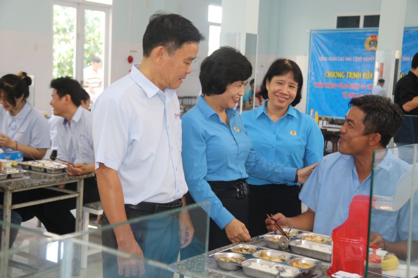 Los lideres de la confederacion laborista de Khanh Hoa se unieron a la comida sindical en Hai Nam Co., Ltd. Foto: Phuong Linh