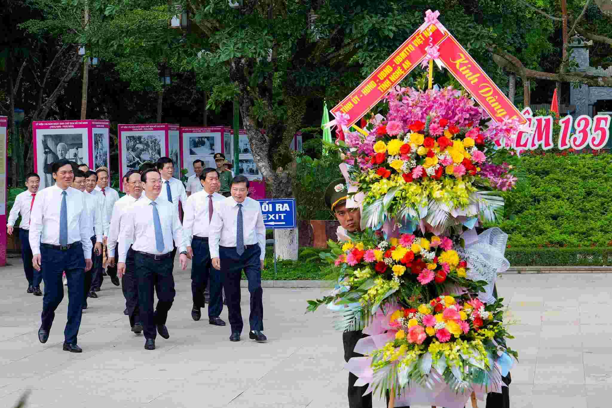 The delegation of the Provincial Party Committee - People's Council - People's Committee - Fatherland Front Committee - National Assembly Delegation of Nghe An province held a ceremony to offer flowers and incense to commemorate President Ho Chi Minh at the Kim Lien Special National Monument. Photo: Pham Bang