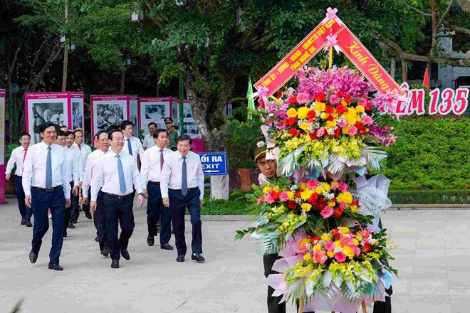 Lãnh đạo tỉnh Nghệ An dâng hoa, dâng hương tưởng niệm Chủ tịch Hồ Chí Minh