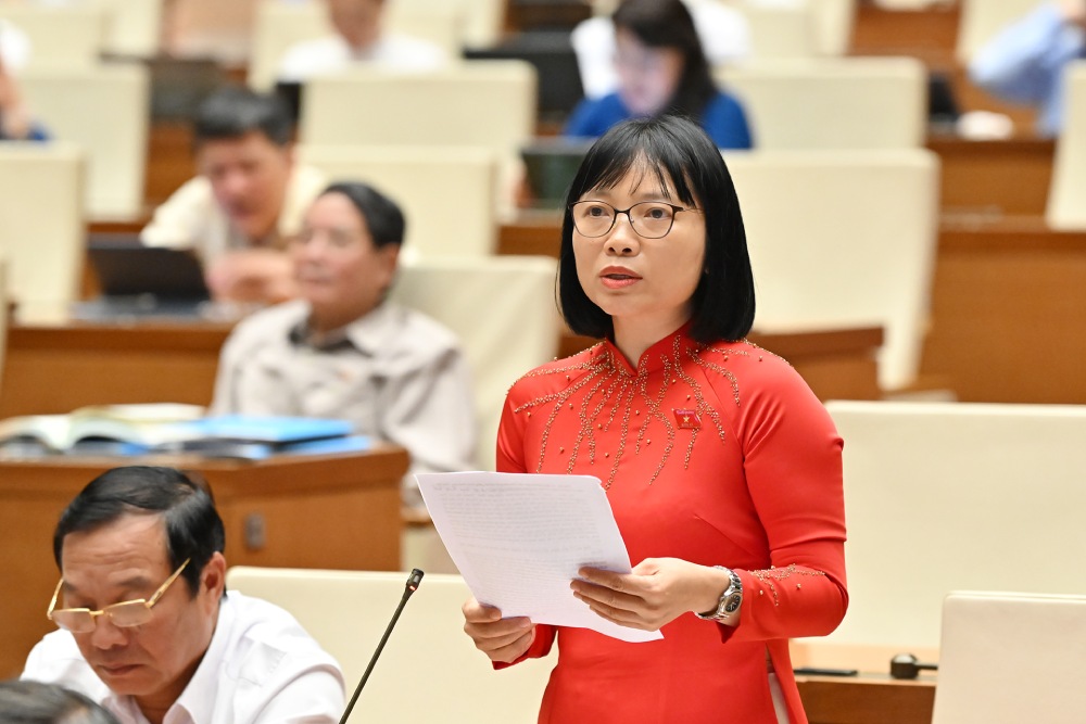 Delegate Nguyen Thi Viet Nga proposed not to stipulate the strict age for appointing Judges of the Supreme People's Court. Photo: Pham Dong