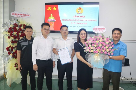 Los lideres del sindicato de la industria y el comercio de la provincia de Dak Lak presentaron flores para felicitar a los recien establecidos sindicatos de base. Foto: Anh Tuan