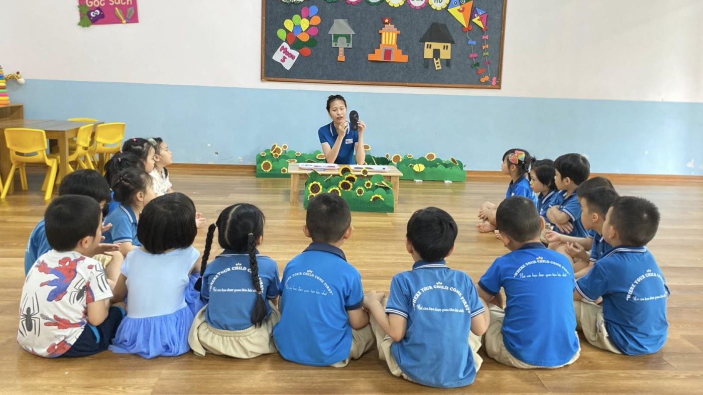 When the teacher starts her summer vacation, her parents' work will be more stressful, but if they know how, that time is an opportunity to get closer to their children. Photo: Tran Lam