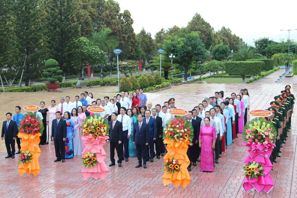 Khanh Hoa provincial leaders organize incense offering and flower offering ceremony at Uncle Ho Monument (Cam Ranh City). Photo: Phuong Linh