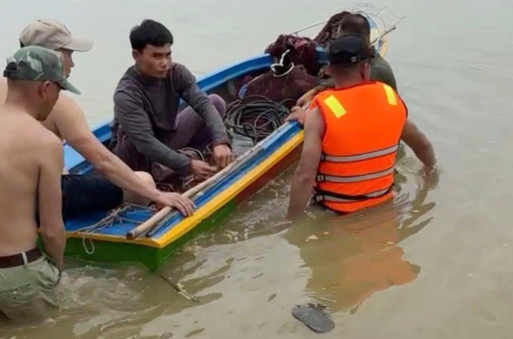 The authorities found the body of drowning student H. Photo: Nguyen Quan.