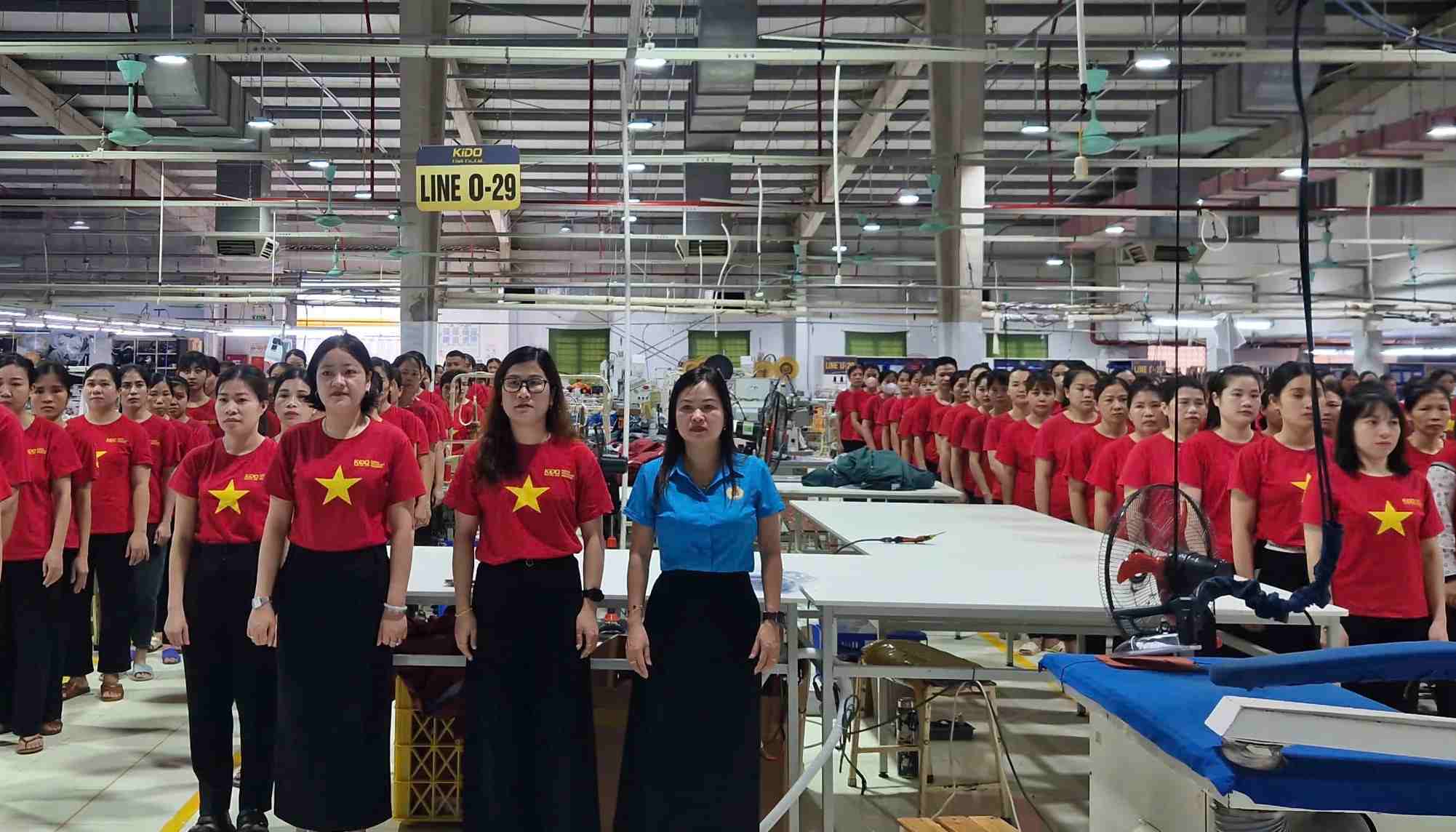 Ceremonia sagrada para saludar la bandera al comienzo de la semana de los trabajadores de Nghe. Foto: NGOC ANH