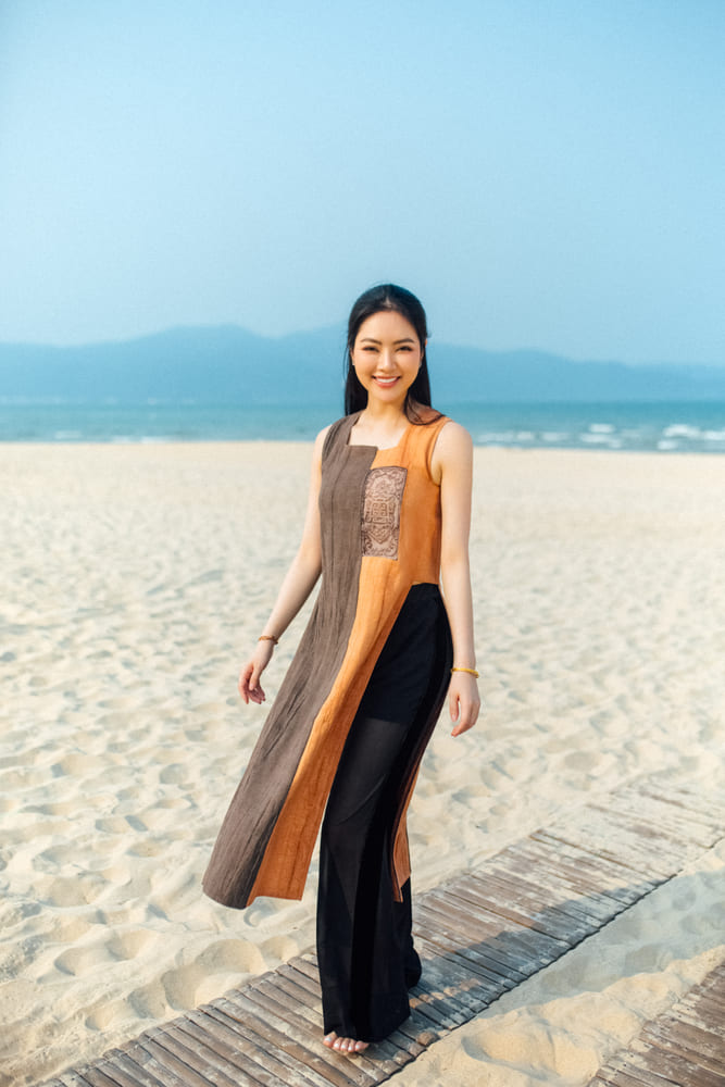 Bo suu tap gom nhung thiet ke giai phong hinh the nhu ao choang rong, vay suong, quan suong... tren nhung chat lieu mong nhe de thich hop voi mua he. Anh: NVCC