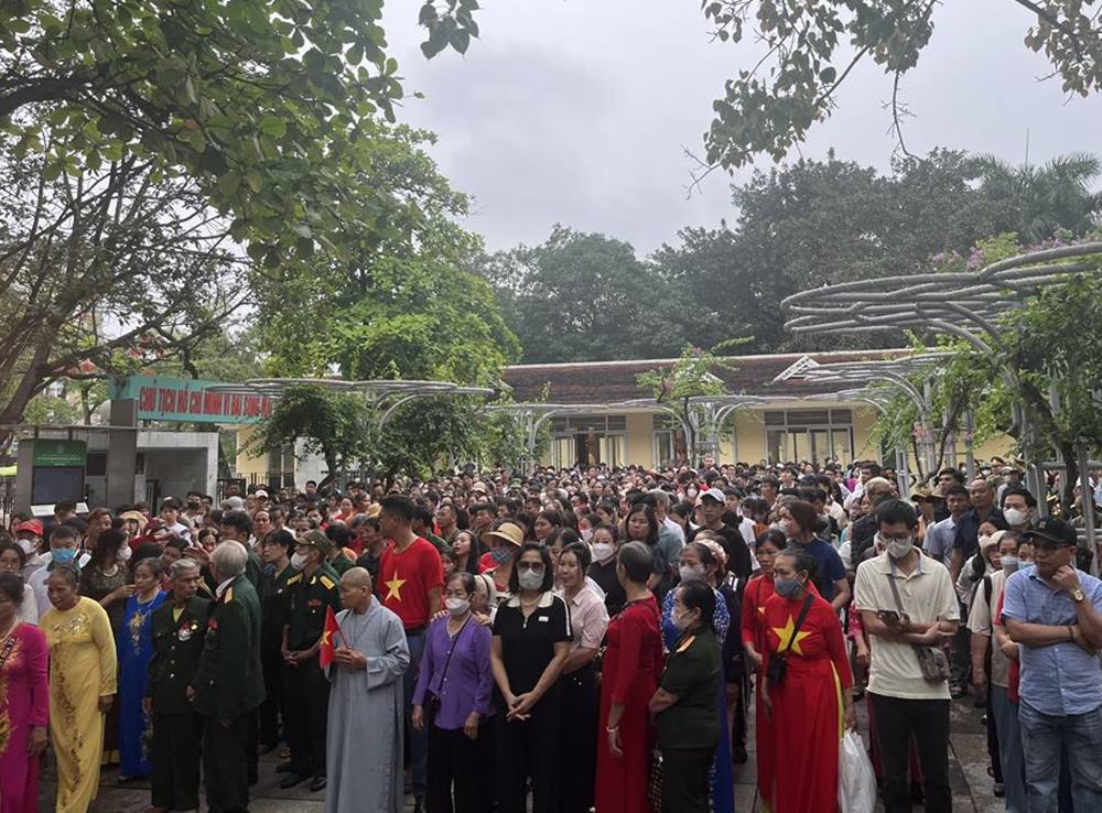 Người dân được hướng dẫn xếp thẳng hàng trước khi đi qua cổng kiểm soát an ninh. Ảnh: Chí Long
