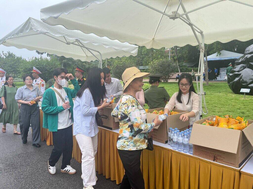 Hàng vạn suất quà gồm 1 chai nước và 1 bánh mì hoặc 1 hộp sữa và 1 bánh mì cho du khách đến viếng Lăng Chủ tịch Hồ Chí Minh dịp Kỷ niệm 135 năm Ngày sinh Chủ tịch Hồ Chí Minh (19.5). Ảnh: Chí Long