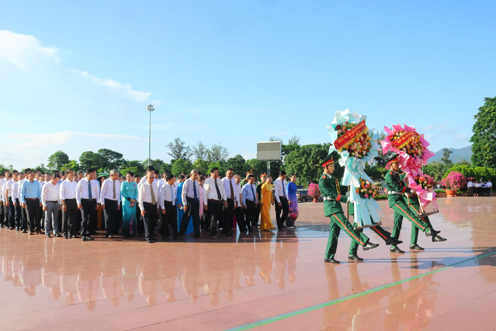 Lãnh đạo, cán bộ tỉnh dâng hoa tại Tượng đài Nguyễn Sinh Sắc - Nguyễn Tất Thành. Ảnh: Cổng thông tin Bình Định