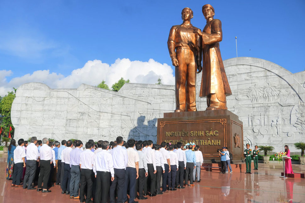 Leaders and officials of the Provincial Party Committee, People's Council, People's Committee, Vietnam Fatherland Front Committee of the province and the National Assembly Delegation of Binh Dinh province organized a flower offering ceremony at the Nguyen Sinh Sac - Nguyen Tat Thanh Monument. Photo: Binh Dinh Information Portal