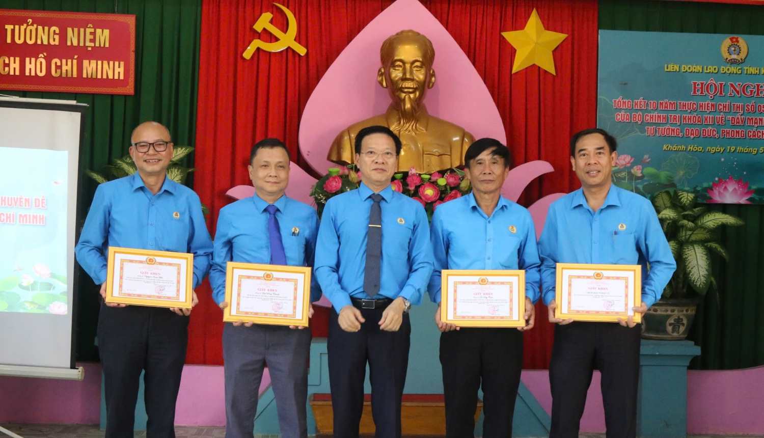 Ông Phan Thanh Liêm - Chủ tịch LĐLĐ tỉnh Khánh Hòa tặng giấy khen cho 1 tập thể và 3 cá nhân đã có thành tích thực hiện tốt học tập và làm theo tư tưởng, đạo đức, phong cách Hồ Chí Minh giai đoạn 2016-2025. Ảnh: Phương Linh