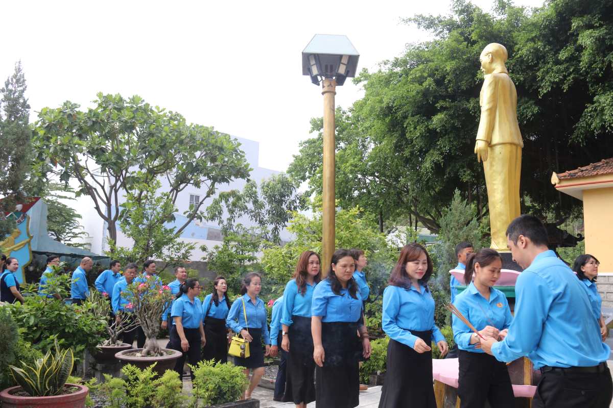 Khanh Hoa Trade Union officials offer incense at the President Ho Chi Minh Memorial Site. Photo: Phuong Linh
