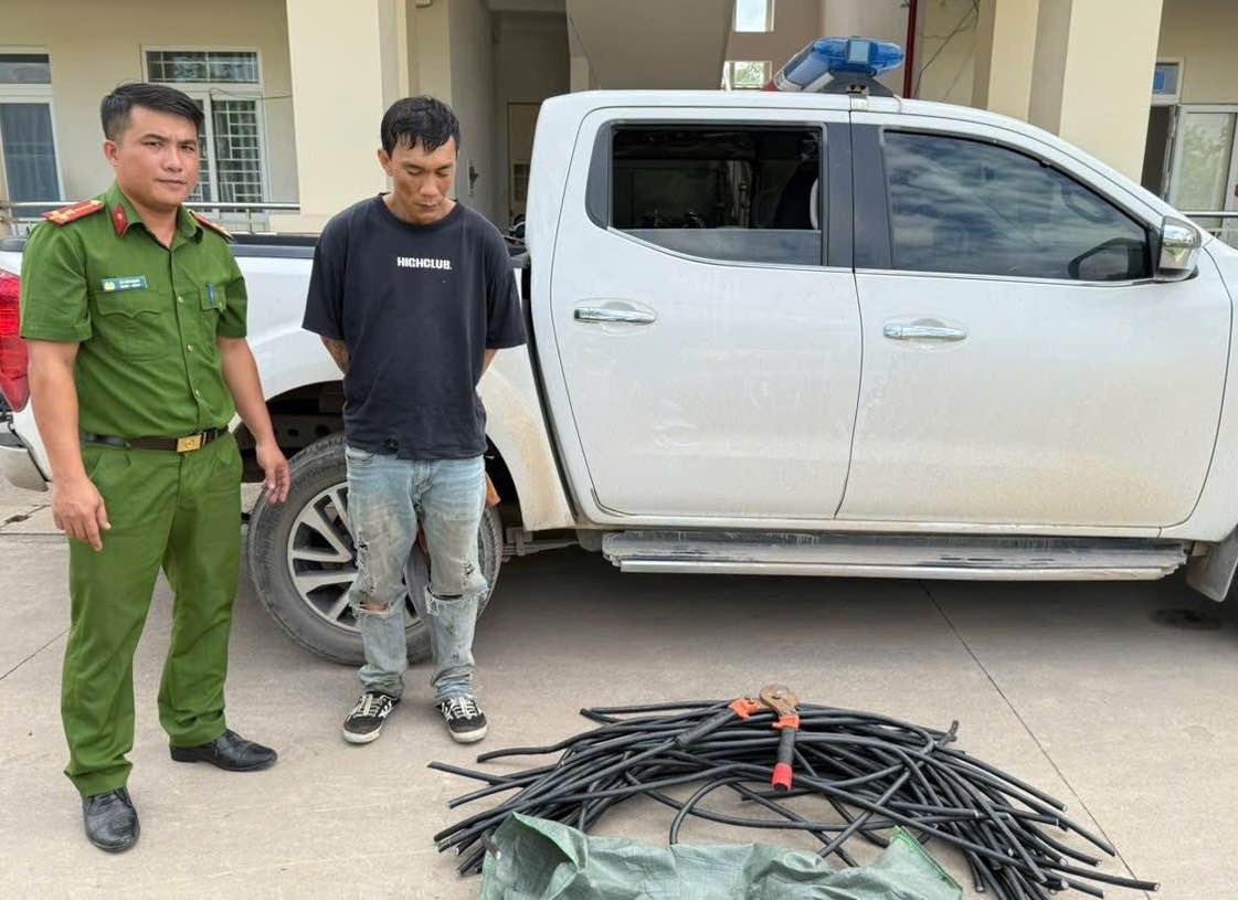 Los sujetos y sacos contienen un cable electrico de unos 150 m. Foto: Policia de Dong Nai