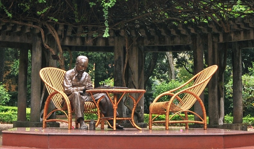 La estatua del tio Ho se sento trabajando en el jardin de flores en el Palacio Presidencial. Foto: ditichhochiminhphuchutich.gov.vn