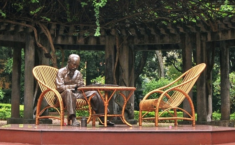 The statue of Uncle Ho sitting in the flower garden at the Presidential Palace. Photo: ditichhochiminhphuchutich.gov.vn