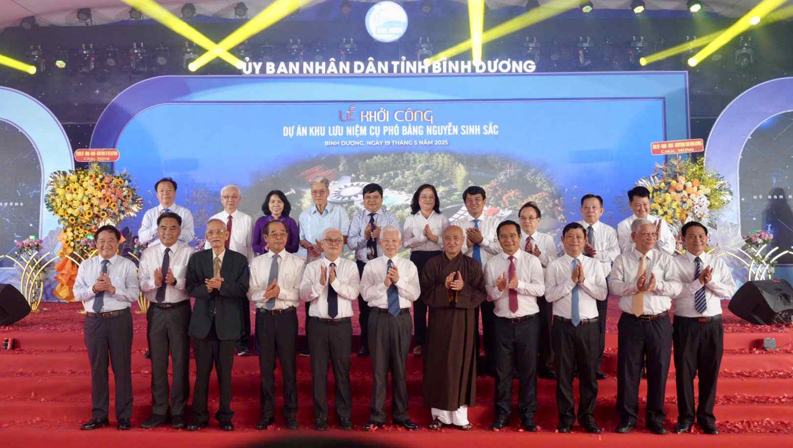 Dai bieu chup hinh luu niem trong le khoi cong. Anh: Dinh Trong