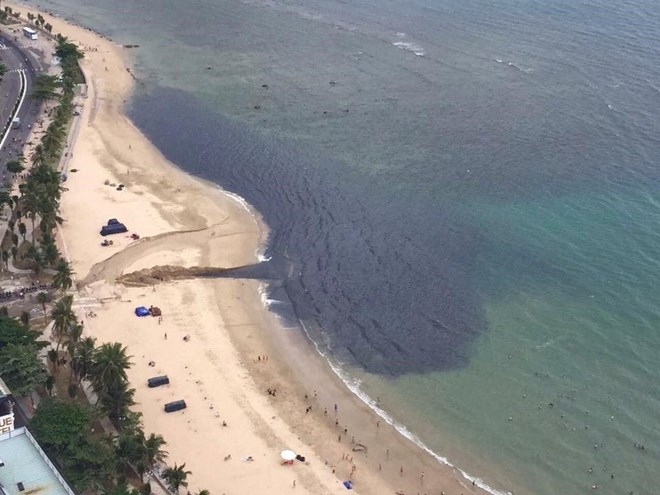 Las autoridades de la provincia de Khanh HOA revisaron las instalaciones en riesgo de contaminacion ambiental. Foto: binh quy