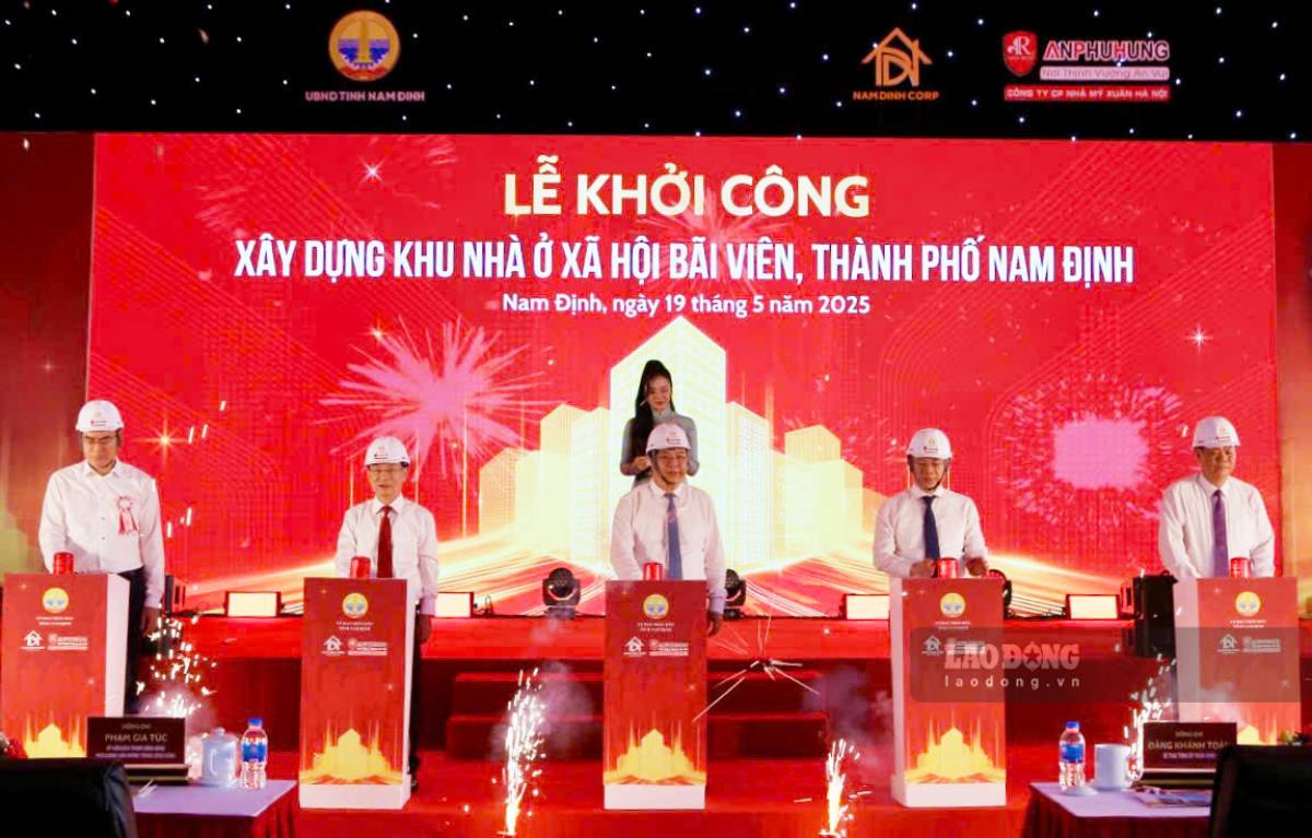 Các đại biểu nhấn nút khởi công Dự án nhà ở xã hội Bãi Viên (phường Mỹ Xá, TP Nam Định). Ảnh: Lương Hà