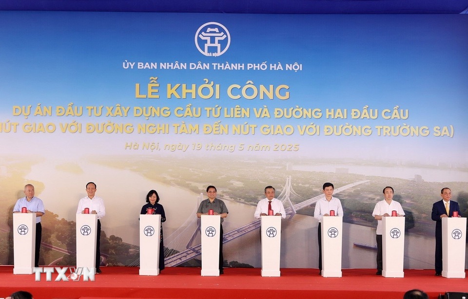Thu tuong Pham Minh Chinh va cac dai bieu khoi cong Du an dau tu xay dung cau Tu Lien. Anh: TTXVN