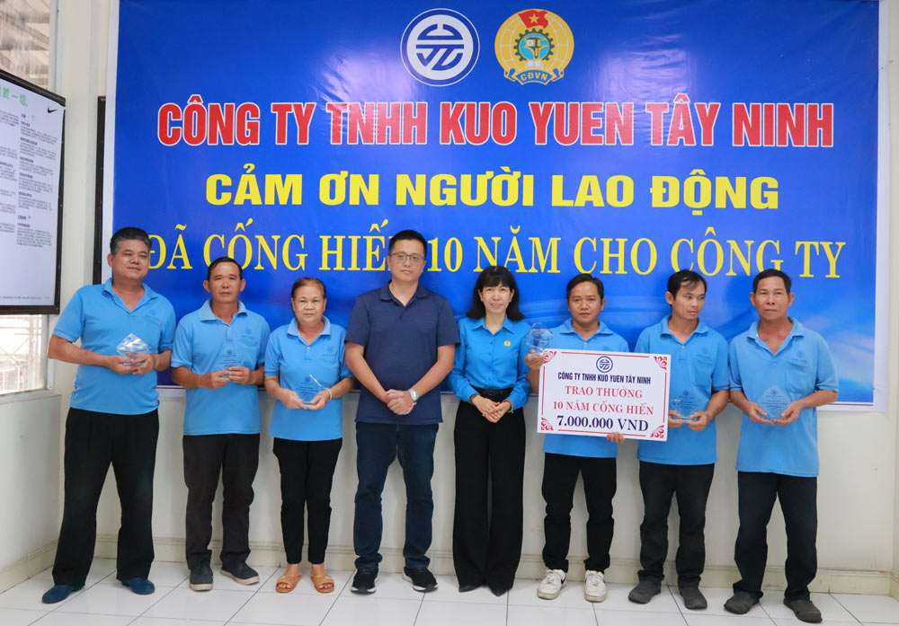 La junta directiva de los regalos y medallas de la compañia para empleados que han estado trabajando durante 10 años en Kuo Yuen Tay Ninh Co., Ltd. Foto: Phuong Dung