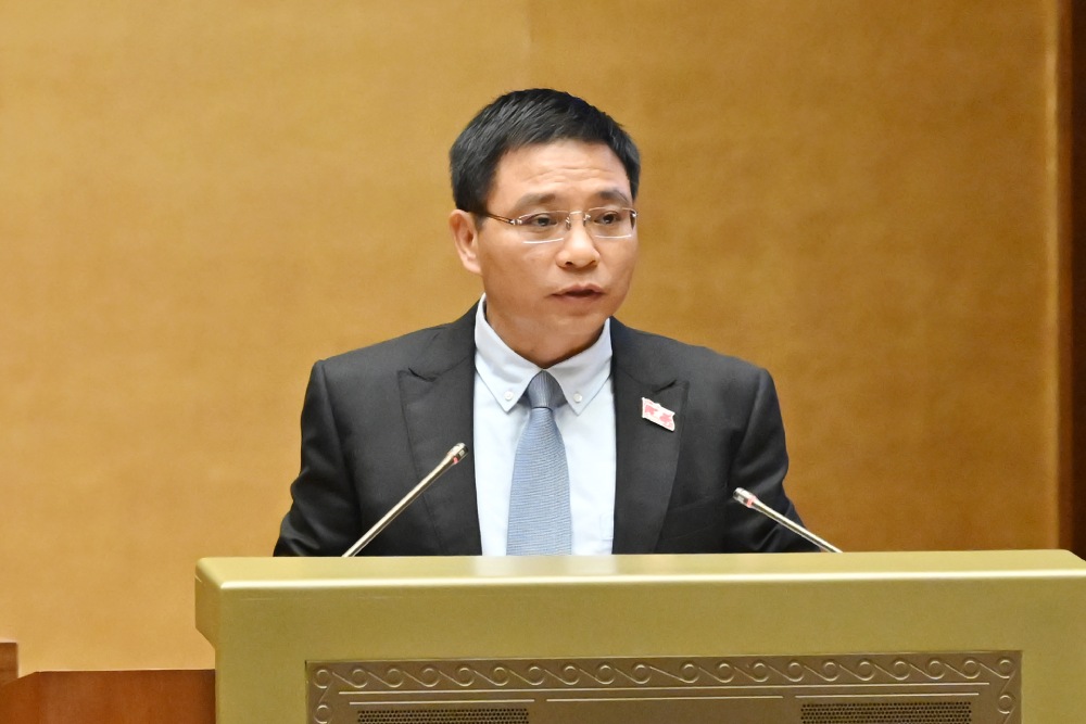 Minister of Finance Nguyen Van Thang presented a report on the transition to apply specific policies in some localities after the merger of provinces. Photo: Pham Dong