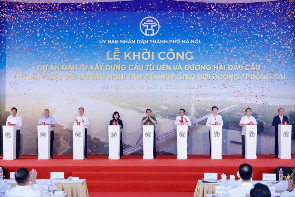Thủ tướng Phạm Minh Chính và các đại biểu thực hiện nghi thức khởi công dự án đầu tư xây dựng cầu Tứ Liên và đường hai đầu cầu - Ảnh: VGP/Nhật Bắc.