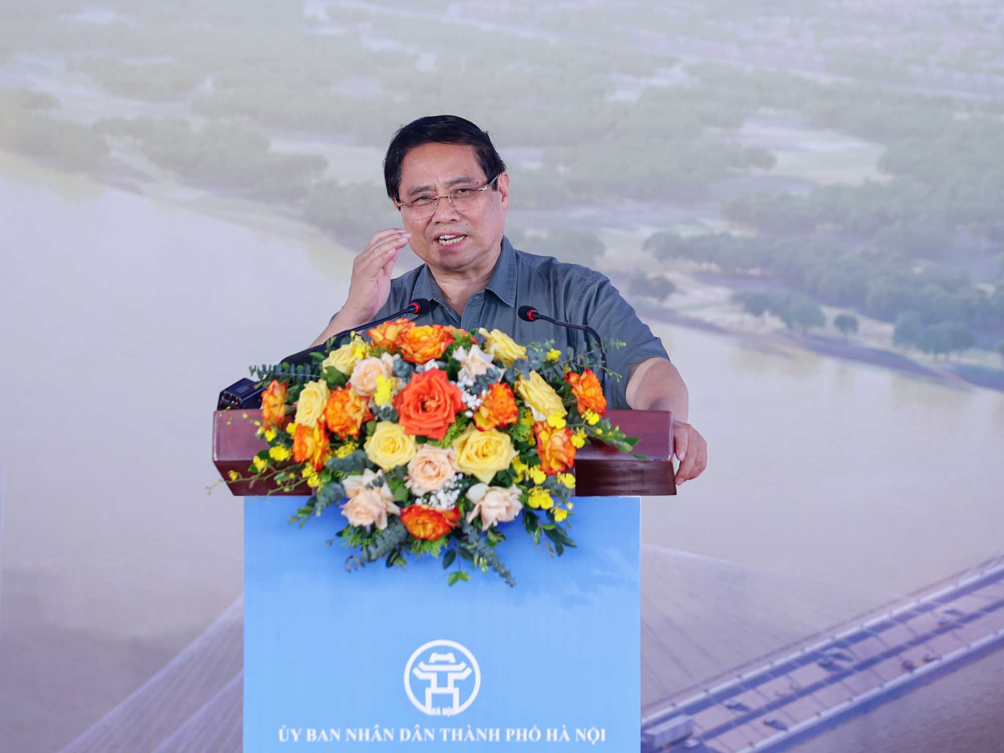 Politburo member and Prime Minister Pham Minh Chinh attended the groundbreaking ceremony for the investment project to build Tu Lien Bridge and the road at both ends of the bridge. Photo: VGP/Nhat Bac.
