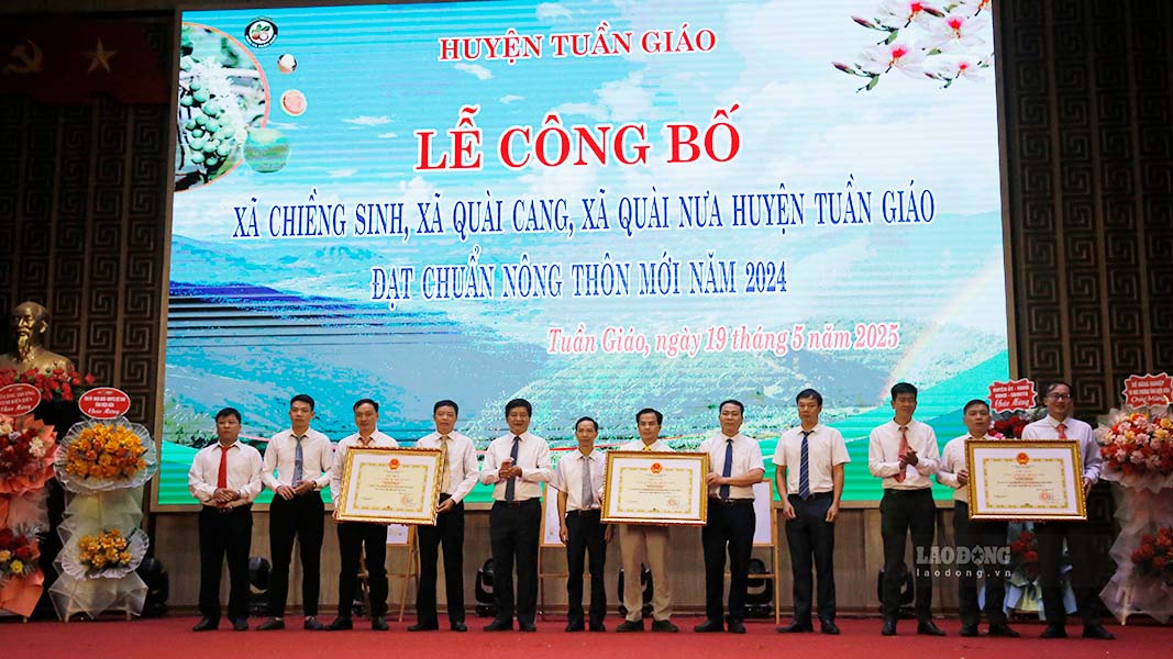 Ong Le Thanh Do – Chu tich UBND tinh Dien Bien trao bang cong nhan dat chuan nong thon moi cho 3 xa: Quai Cang, Quai Nua, Chieng Sinh. Anh: Quang Dat
