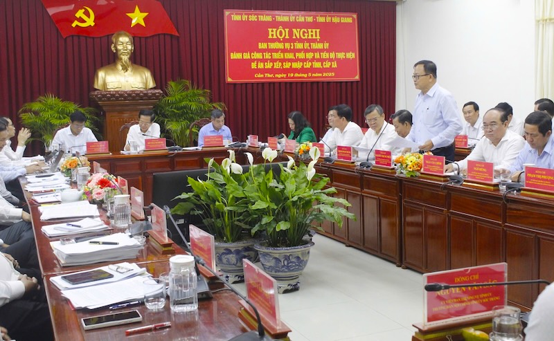 Quang canh hoi nghi Ban Thuong vu 3 Tinh uy, Thanh uy danh gia cong tac trien khai, phoi hop va tien do thuc hien de an sap xep, sap nhap cap tinh, cap xa.