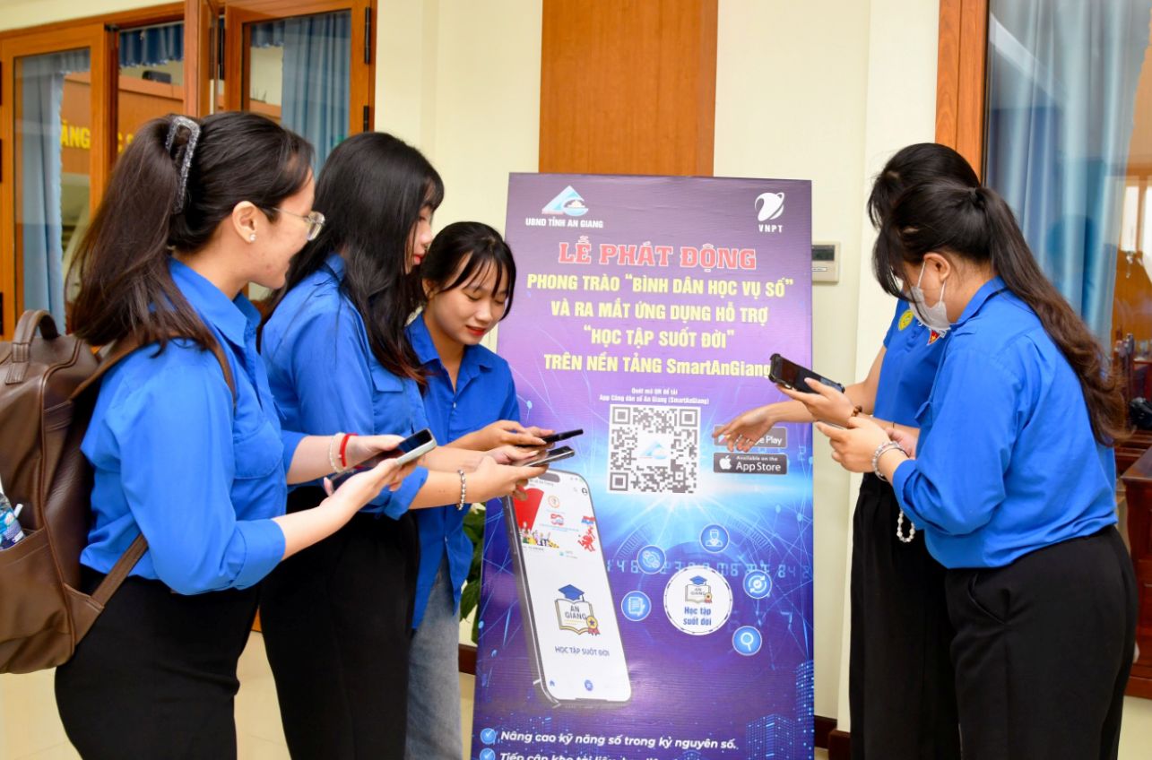 Hoc sinh, sinh vien tham gia cai dat va trai nghiem ung dung. Anh: Cong thong tin tinh An Giang