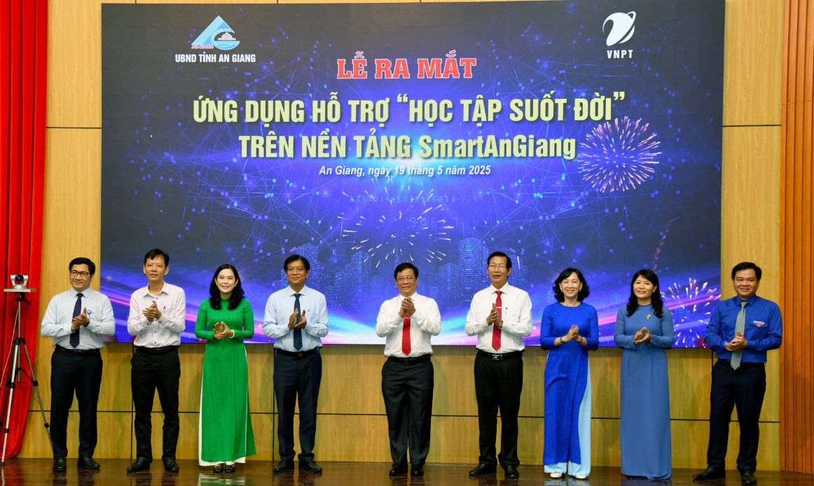 Ong Ho Van Mung (thu 5 tu phai sang) cung dai bieu tinh thuc hien nghi thuc ra mat ung dung ho tro “Hoc tap suot doi” tren nen tang SmartAnGiang. Anh: Cong thong tin tinh An Giang