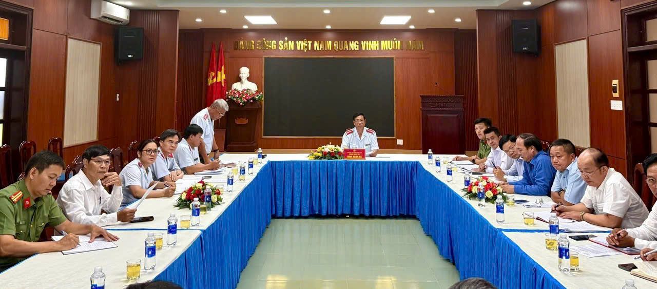 El inspector de la provincia de Dak Lak anuncio la decision de inspeccion. Foto: Bao Lam